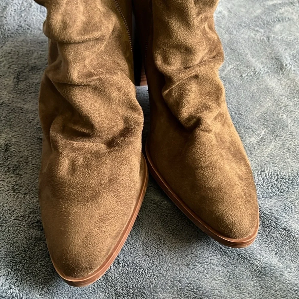 Qupid Faux Suede Rouched Stacked Heel Side Zip Boots NWOT Sz 10. Brown